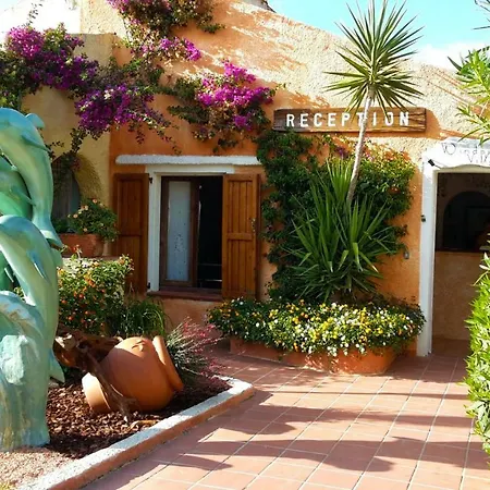Baia Dei Delfini Apartment *